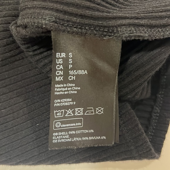 Cropped Scoop neck, faux button front t shirt, black ribbed, 90’s style - Picture 7 of 8